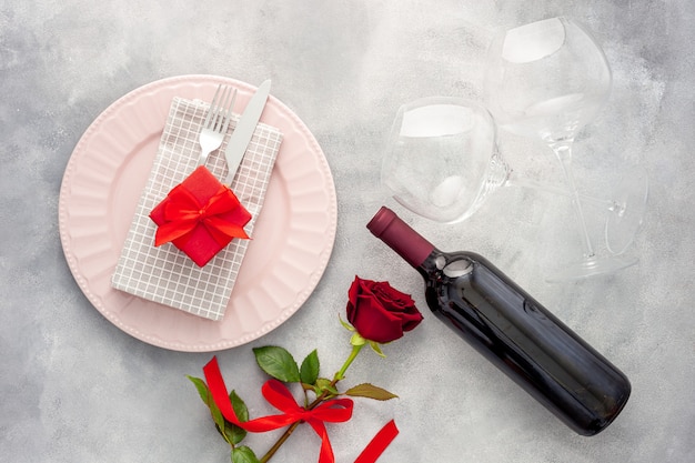 Романтический ужин в День святого Валентина. Вино, бокалы и цветы