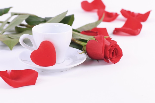 San valentino rose con una tazza di caffè e cuori