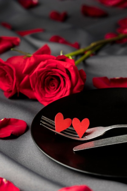 Фото День святого валентина розы и тарелка со столовыми приборами и сердечками