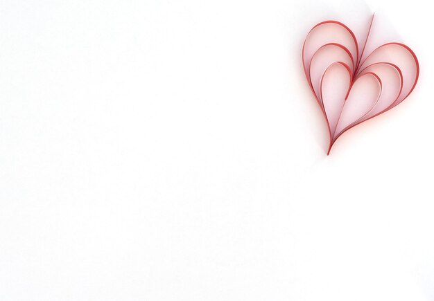 Белый день святого Валентина с сердечком ручной работы из красной бумаги.