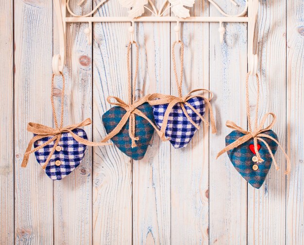 Валентина винтажный декор - голубые сердечки в мелкую клетку на крючках