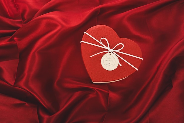 Подарочная коробка высокого класса ко дню Valentine039s на красном фоне
