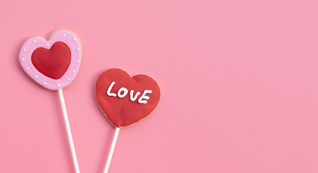 Valentineheart schudde koekjes op roze oppervlak. Kopieer ruimte