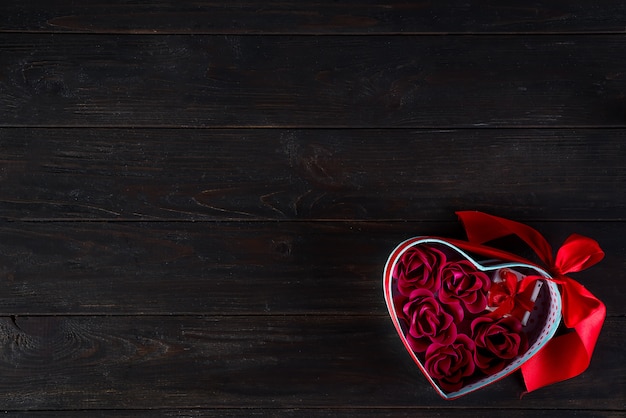 Foto fondo dei biglietti di s. valentino con mini regalo e rosa in scatola del cuore