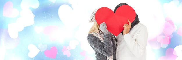 Foto coppia di san valentino che tiene il cuore e lo sfondo dei cuori di amore