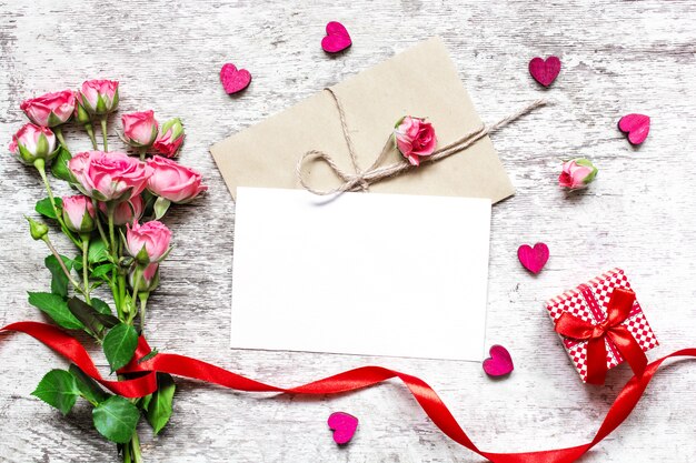 День Святого Валентина фон. пустая белая открытка с розовыми розами