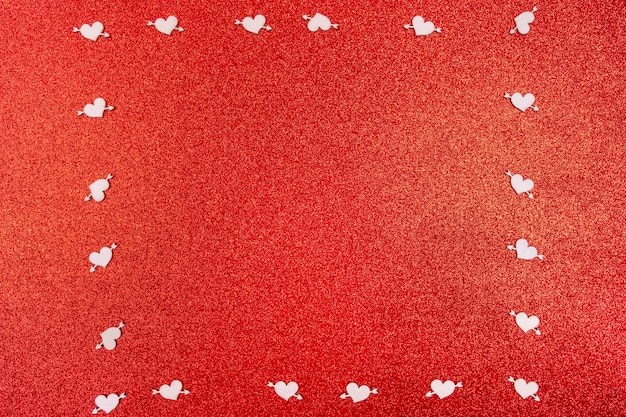 バレンタインデーの背景キューピッド ハートは赤いキラキラ背景にフレームを作成します