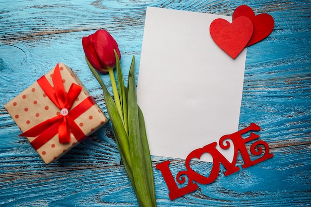 빨간 하트와 사랑 카드 카피 공간으로 장식된 발렌타인 데이 배경