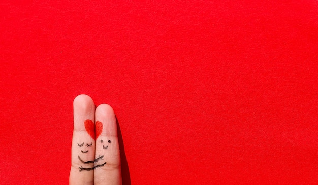 День Святого Валентина фон. Счастливая пара с красным сердцем на пальце на изолированном фоне