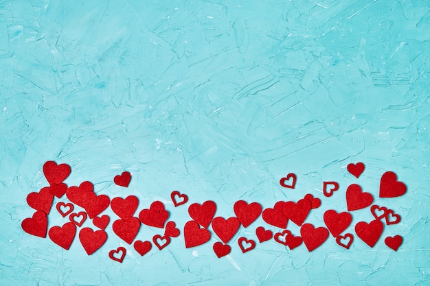 День Святого Валентина фон. Красные сердца на синем фоне. Вид сверху, копия пространства