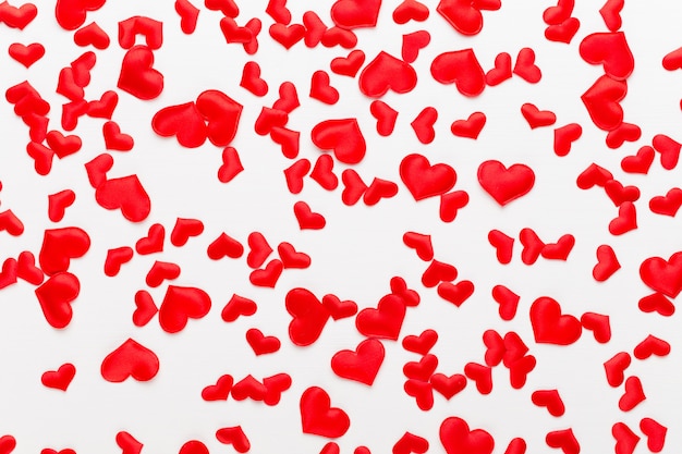 Photo valentines day background red hearts on white wooden background.