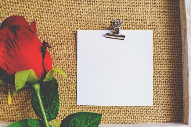 愛のロマンチックなカップルのメッセージ カードとバレンタインデーの背景赤いバラ