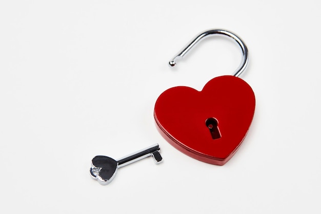 Photo valentines day background with red heart shaped lock and key. love symbol heart padlock