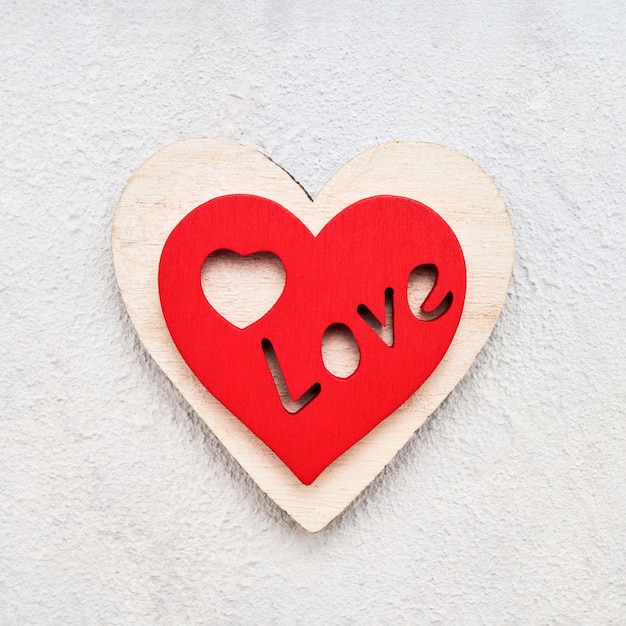 Photo valentines day background with wooden hearts on a concrete background, top view. valentines day