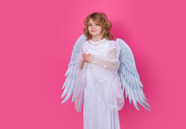 バレンタインデーのピンクの赤いスタジオの背景に天使の羽を持つ金髪のかわいい子幸せな天使の子