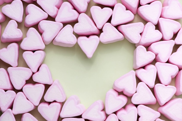 Photo valentines day candy hearts marshmallows over green background