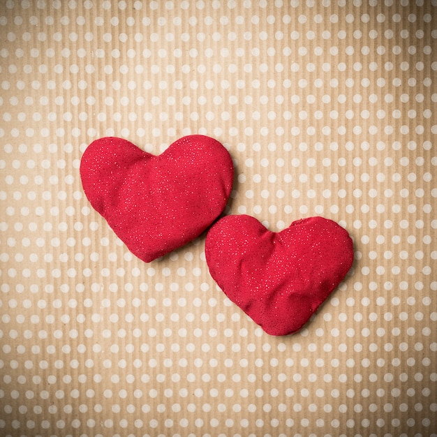 Фото День святого валентина. красочные вязаные красные сердечки на винтаж в горошек.