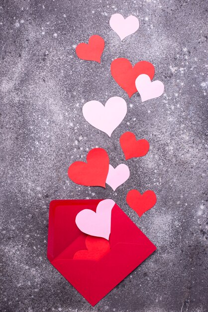 Фото День святого валентина композиция с конвертом и сердечками