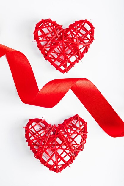 Foto valentine's day concept nastro di seta rosso e cuore su sfondo bianco