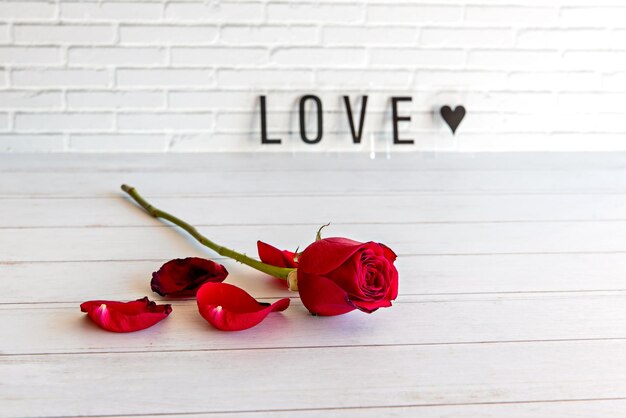 Photo valentines day concept rose on wooden table