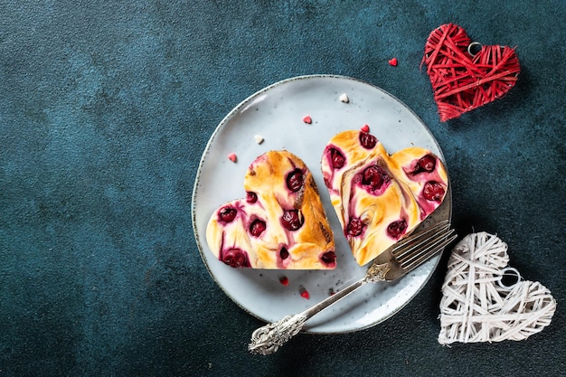 Il dolce di san valentino. dolce di san valentino. brownie a forma di cuore di cheesecake con ciliegia. dolce per la festa della mamma. dolce per la festa del papà. torta per la festa della donna. torta al cuore. torta di cuore.