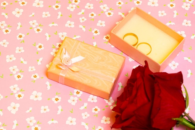 사진 ⁇ 런타인 데이 약혼 반지 와 분홍색 꽃 배경 에 장미