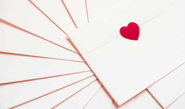 발렌타인 데이 빨간 하트가 있는 봉투 휴일은 2월 14일입니다.