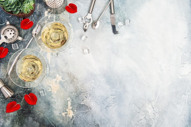 Photo valentines day. flat lay background with champagne and red rose flower petals