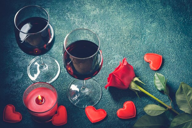 Foto valentine's day greeting card concept bicchieri da vino rosa e candela