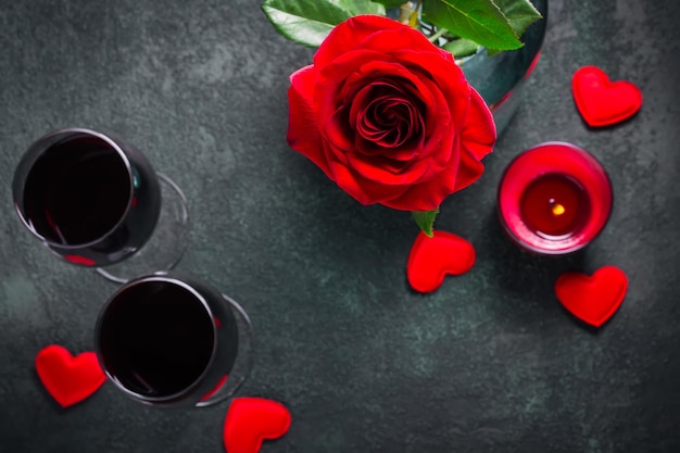 Concetto di biglietto di auguri di san valentino. calici da vino, rosa e candela