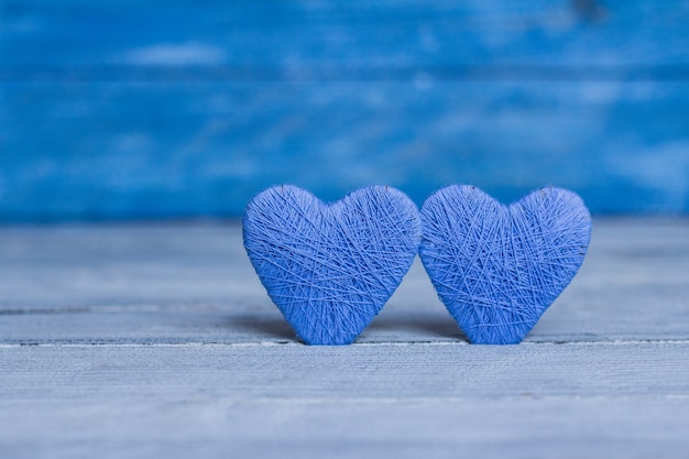 Foto biglietto di auguri di san valentino cuore su fondo in legno cuore d'amore