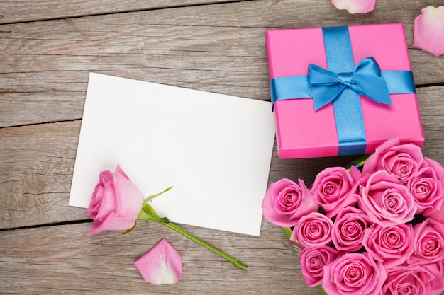 Cartolina d'auguri di san valentino o cornice e confezione regalo pieno di rose rosa