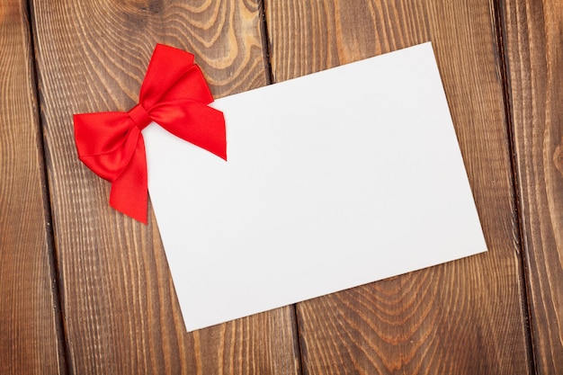 Foto cartolina d'auguri di san valentino con fiocco rosso