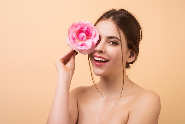 San valentino felice donna sorridente con fiori primaverili ragazza di bellezza con rosa rosa vicino al viso studio sh