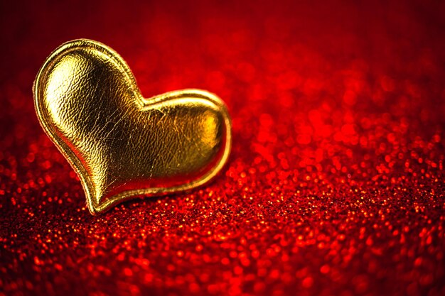 バレンタインデーと心。赤いきらめくキラキラ背景。 2月14日ご挨拶