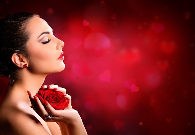 Foto makeup per il giorno di san valentino modella di bellezza con una rosa