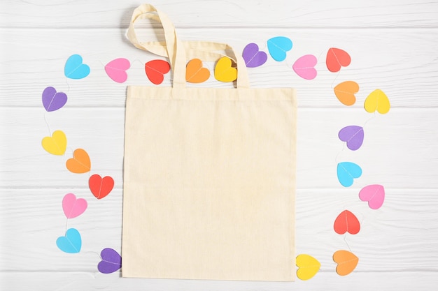 Borsa tote mockup di san valentino con cuori colorati di carta