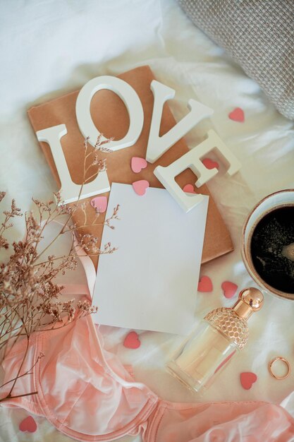 Photo valentines day mug of hot tea beautiful soft linen flowers postcard breakfast in bed cozy home