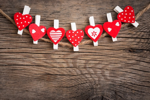 Орнамент Дня святого Валентина. Красные сердца на деревянных фоне. Пустая открытка