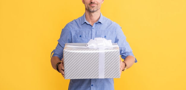 Подарок на день святого валентина на женский или мужской день мужчина делится подарочной коробкой обрезанный мужчина готовится к романтическому свиданию парень с поводом приветствует мужчину, показывающего подарочную коробку корпоративный подарок