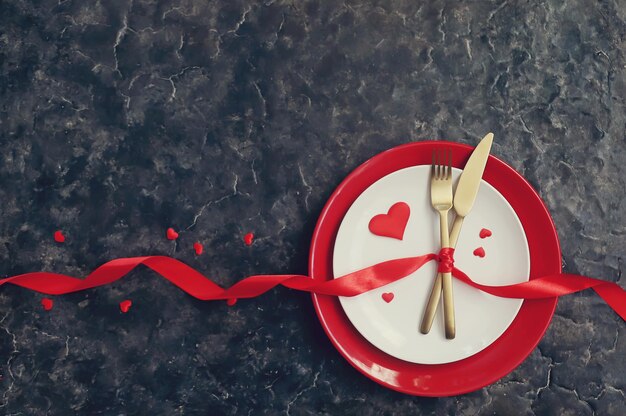 Congratulazioni per la cena romantica di san valentino messa a fuoco selettiva vacanze