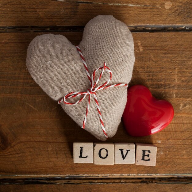 バレンタインデーの素朴な手作りの愛の心を木製の背景に