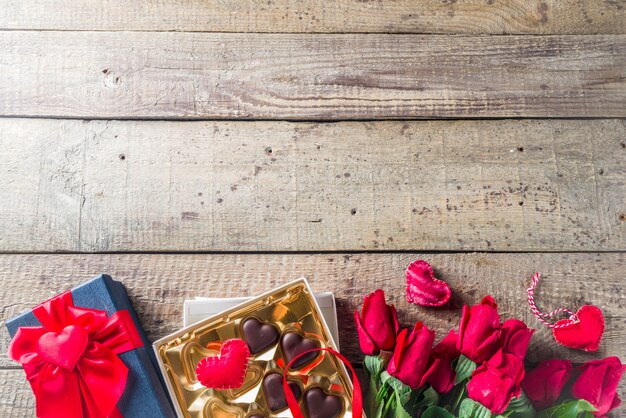 San valentino con rose rosse e cuore di cioccolato