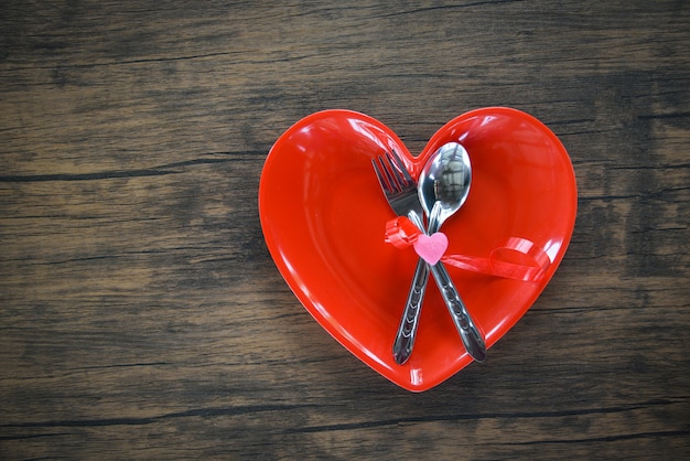 Валентина ужин романтическая концепция любви Романтическая сервировка стола украшена вилкой ложкой в красной тарелке сердца на деревянном