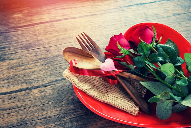 발렌타인 데이 저녁 식사 낭만적 인 사랑의 음식과 사랑 요리 로맨틱 한 테이블 설정 붉은 심장 접시에 나무 포크 스푼 장미 장식