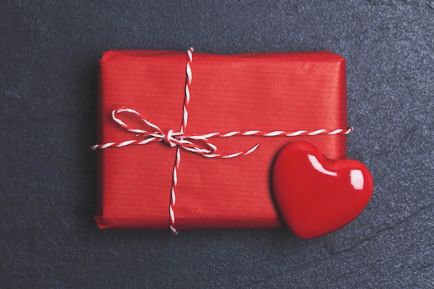 Подарок на день Святого Валентина Красный подарок с красным сердцем