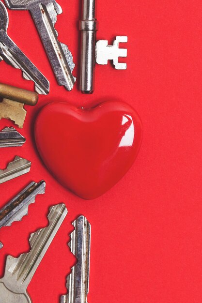 Valentines ontgrendelen liefdesconcept Rood hart met hangslot en sleutel