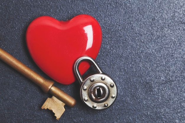 バレンタインは愛の概念のロックを解除します南京錠と鍵で赤い心