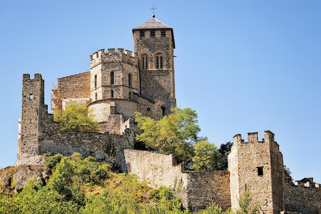 Valere Basilica in Sion, hoofdstad van het kanton Wallis, Zwitserland. Berner Alpen op de achtergrond