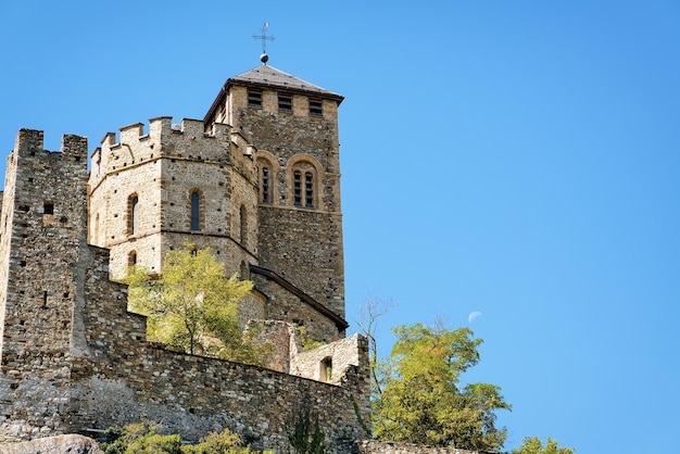 스위스 발레(Valais)주 수도 시옹(Sion)에 있는 발레르 대성당(Valere Basilica). 배경에 Bernese 알프스